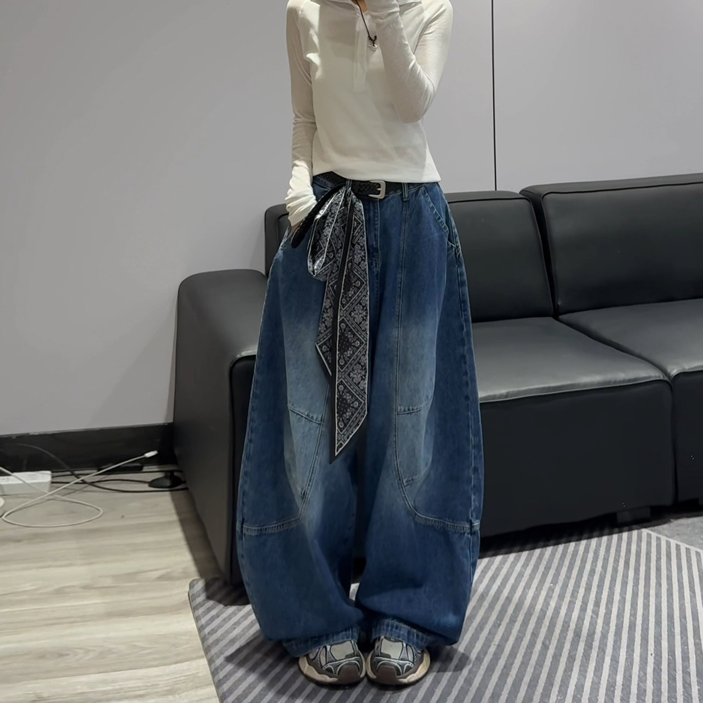 韩版复古高街水洗弯刀牛仔裤女秋季新款设计感时髦宽松阔腿裤裤子