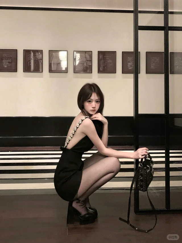 【封神小黑裙！】高级感重工钉钻露背吊带裙2026春季新款显瘦连衣裙