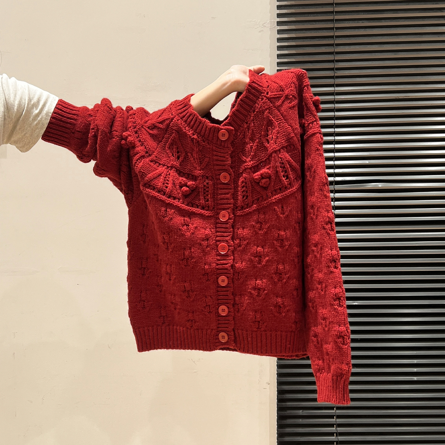 夏珍新年穿搭圆领麻花红色毛衣女2025冬季新款宽松慵懒针织衫上衣