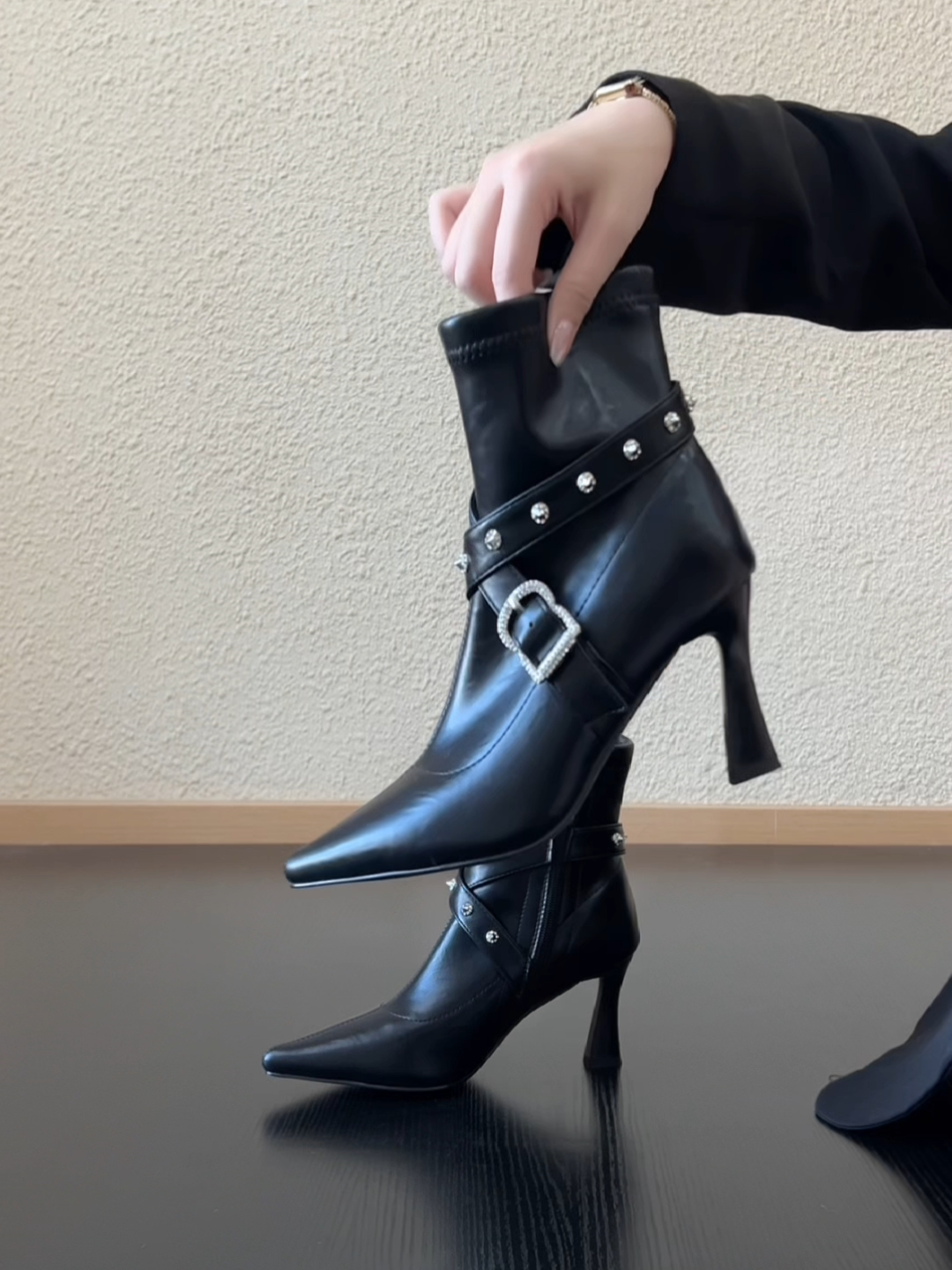 Pokoy-6.5cm复古尖头设计感铆钉交叉皮带扣侧拉链细跟高跟短靴