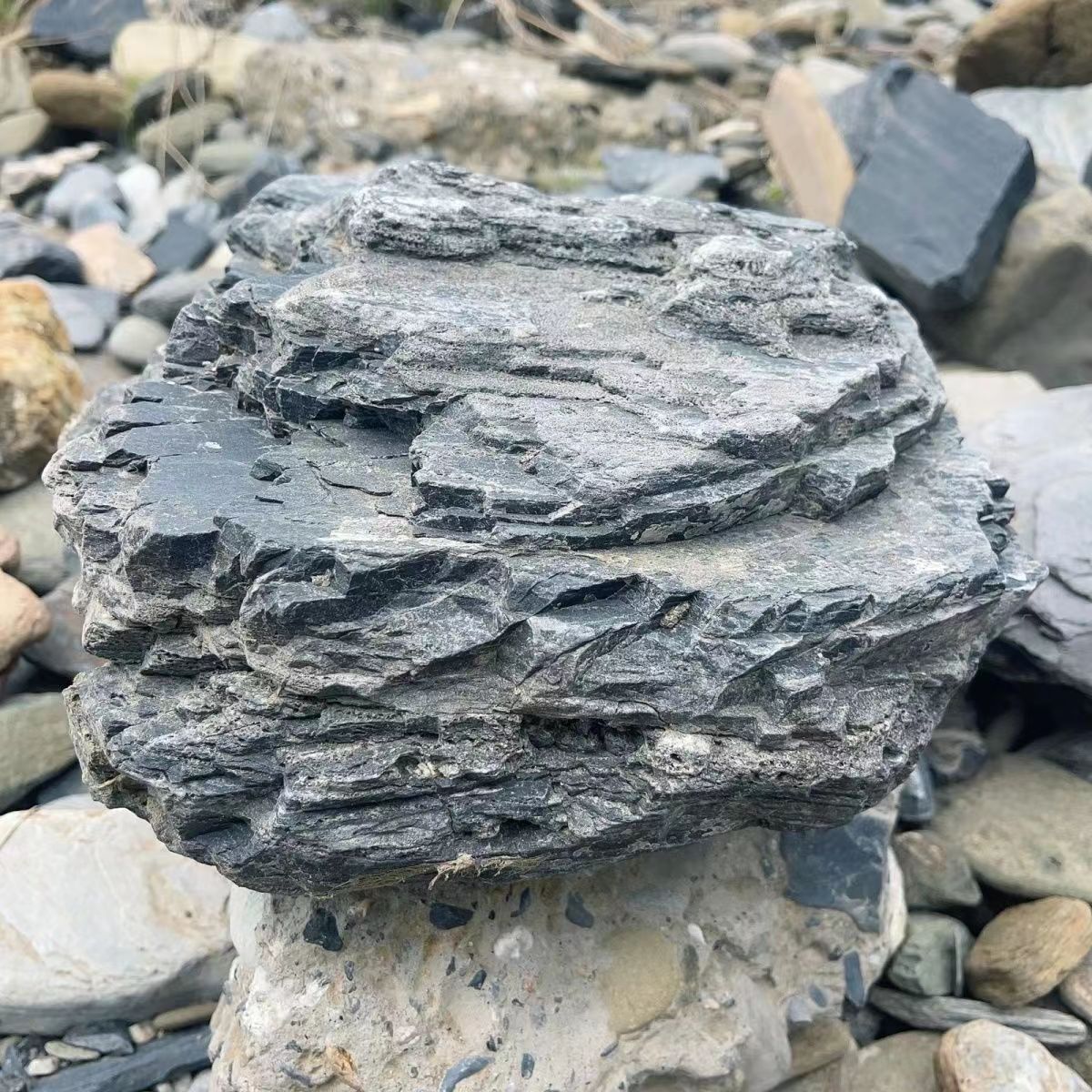 鱼缸造景石溪流千层石原生态南美缸造景石青龙石黑金景观石片岩石