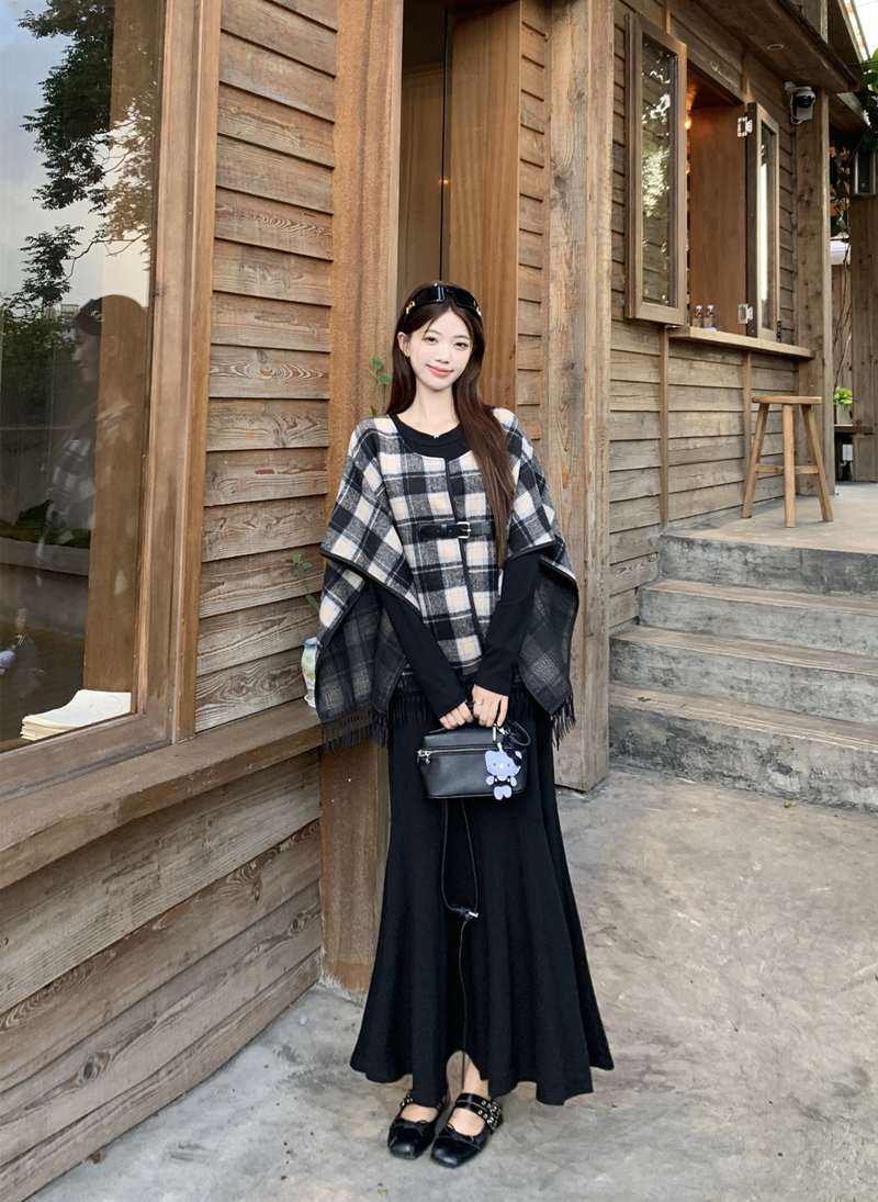 大码女装秋冬新款胖MM黑色针织长款连衣裙百搭格子斗篷洋气两件套