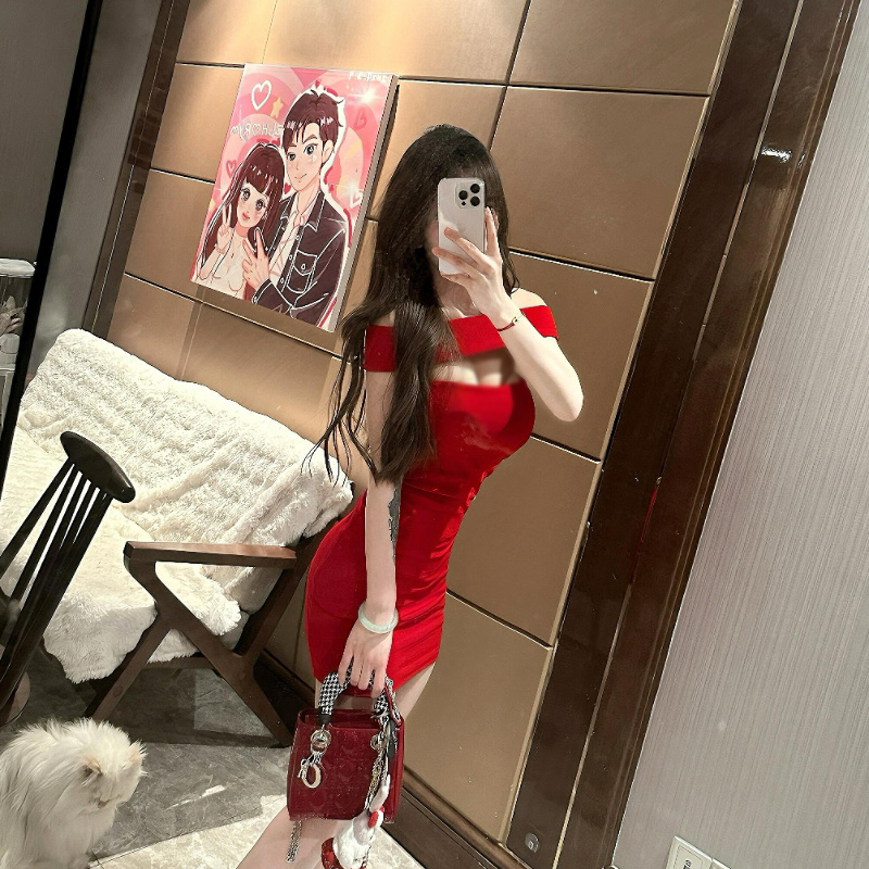 法式纯欲风镂空一字肩抹胸连衣裙女红色春秋修身气质露肩包臀短裙