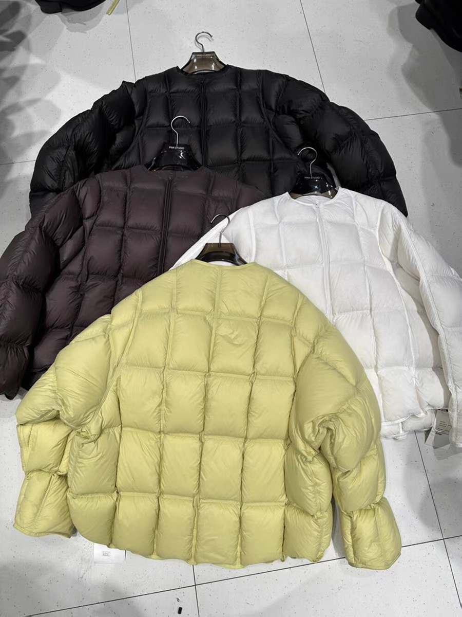泡芙衣服女短款2025冬季新加厚云朵方格轻薄圆领保暖女款棉服外套