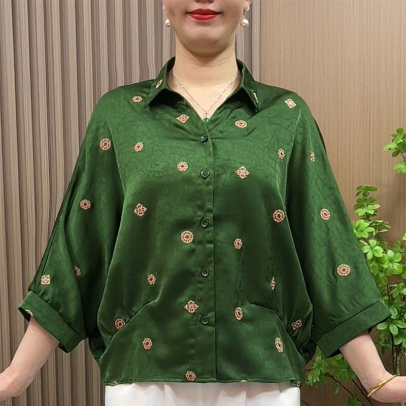 妈妈装洋气刺绣衬衫2025新款中老年女装大码宽松遮肚翻领碎花小衫