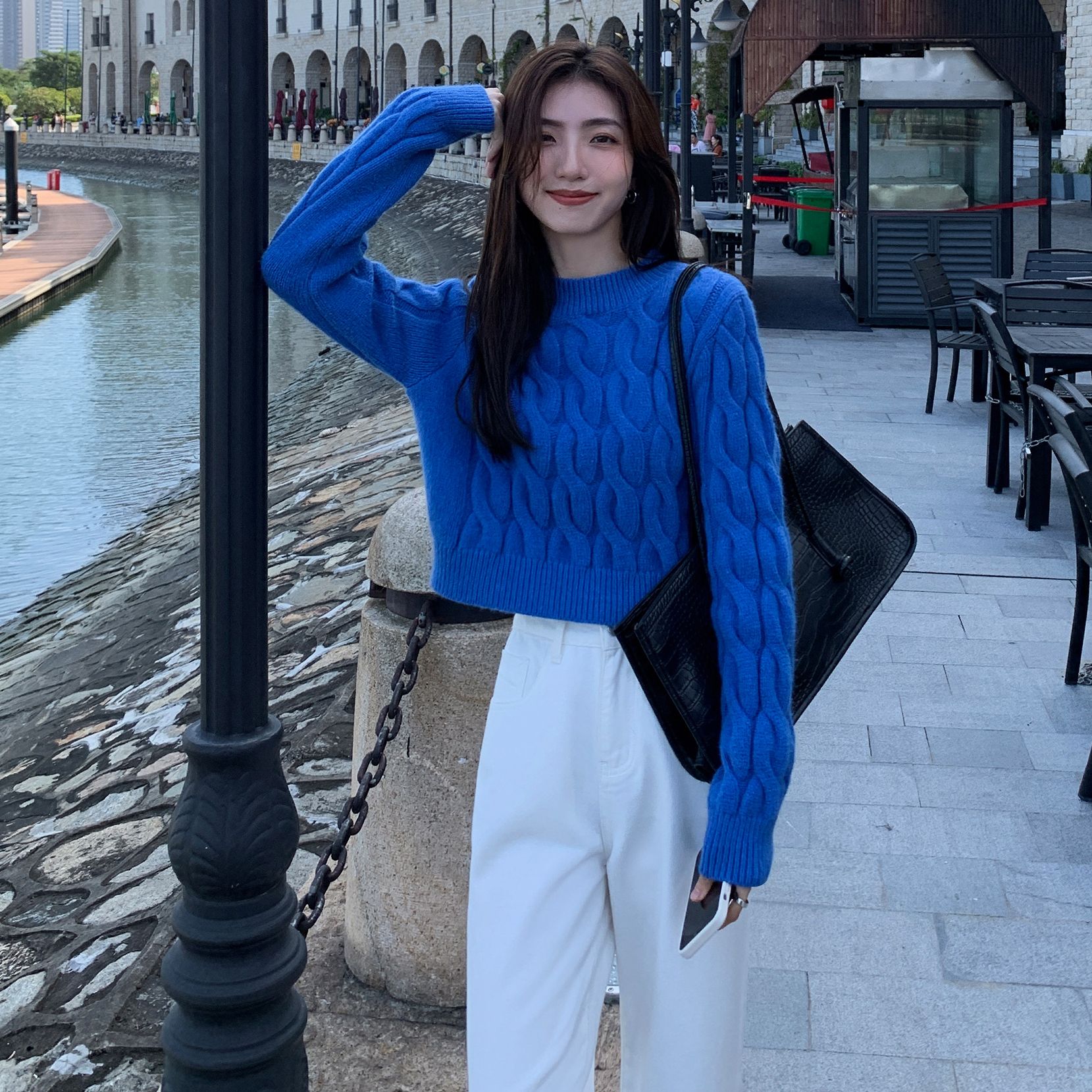 克莱因蓝短款麻花卷毛衣女秋冬季新款高腰套头慵懒风针织衫上衣潮