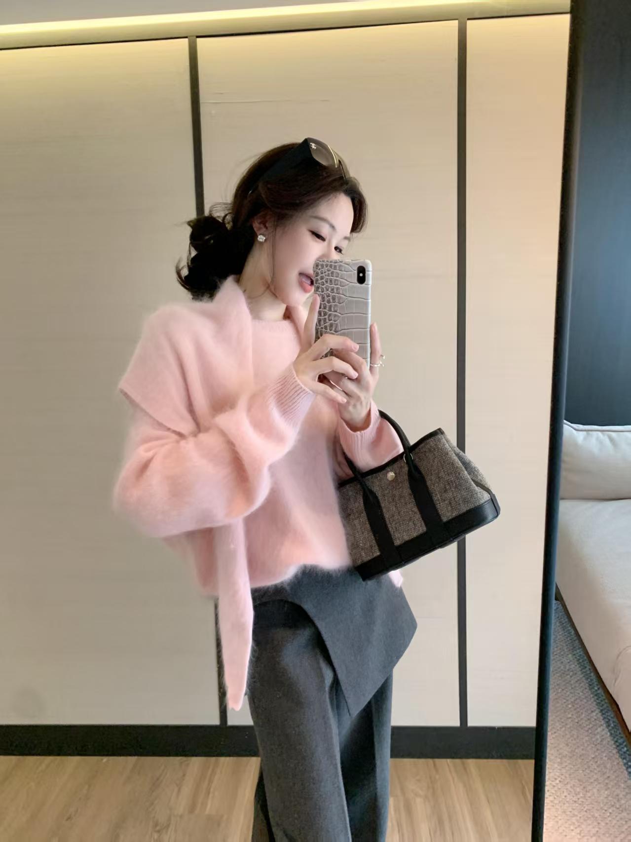 2025秋冬新款韩系简约气质粉色圆领针织衫披肩灰色休闲裤配屁帘