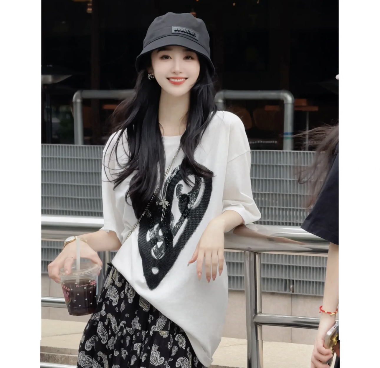 高端时尚赫本风爱心涂鸦T恤碎花半身裙套装2025夏新款宽松两件套