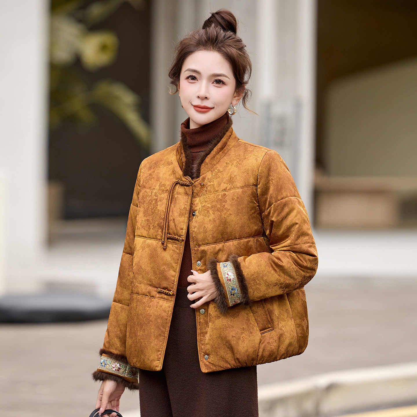 新中式国风绵羊毛填充棉衣女短款2025秋冬季新款妈妈装刺绣棉袄潮