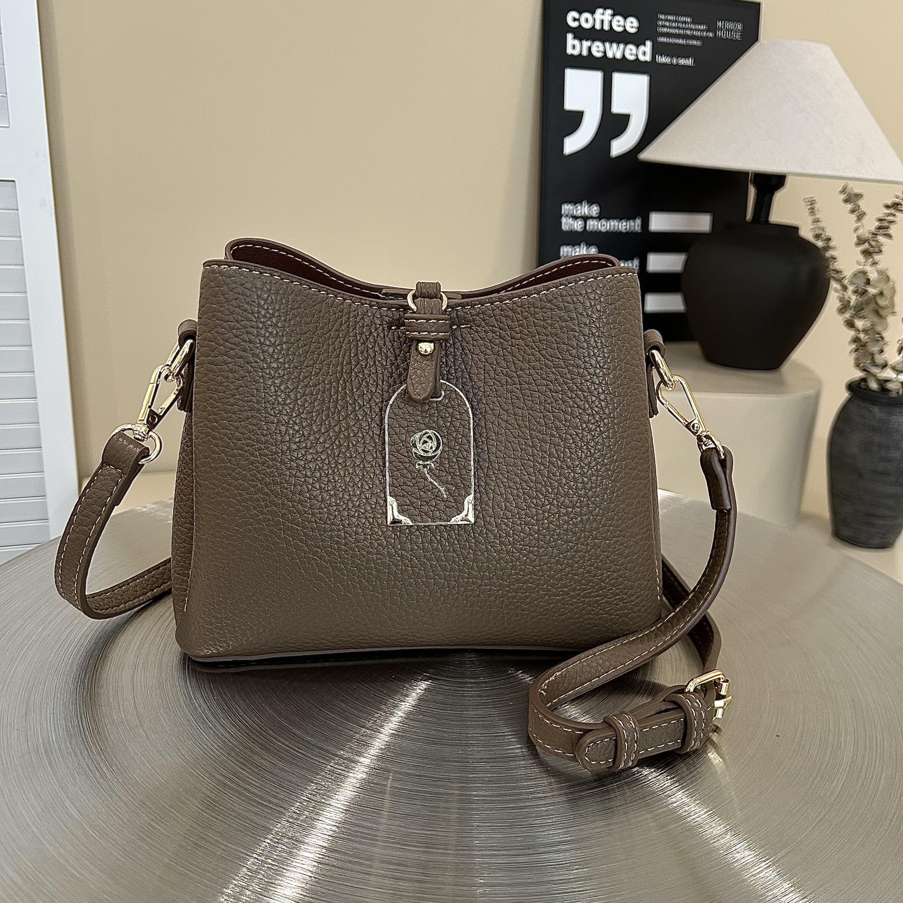 2025高级感轻奢 真皮水桶包女士手提斜跨包 单肩牛皮女包百搭时尚