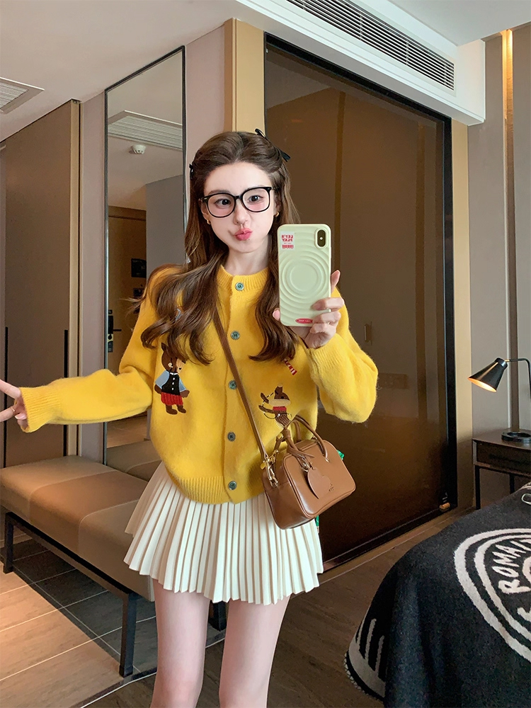 黄色卡通开衫毛衣女2025秋冬新款宽松设计感针织衫百褶裙两件套