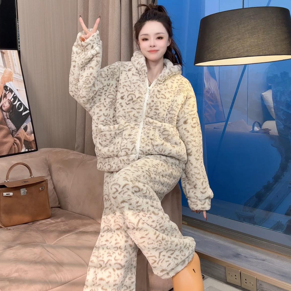 北极绒豹纹连帽珊瑚绒睡衣女2025新款冬季加绒加厚休闲家居服套装