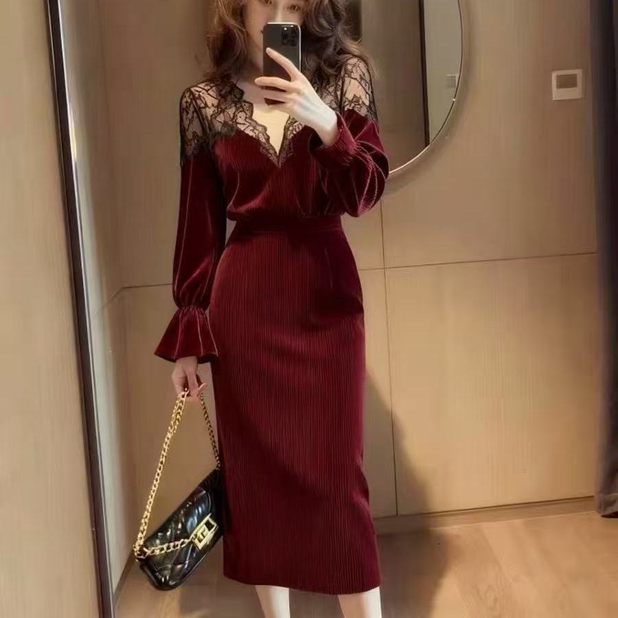 复古御姐风红色灯芯绒连衣裙2025秋冬新款蕾丝拼接收腰显瘦V领裙
