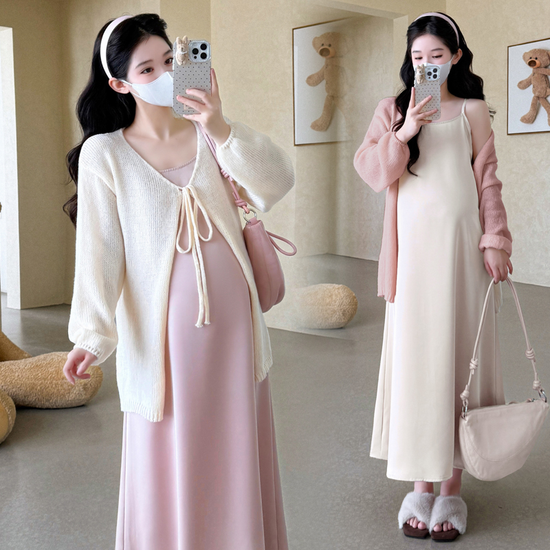 时髦孕妇装新款2025秋冬网红时尚缎面吊带裙开衫外套减龄显瘦套装