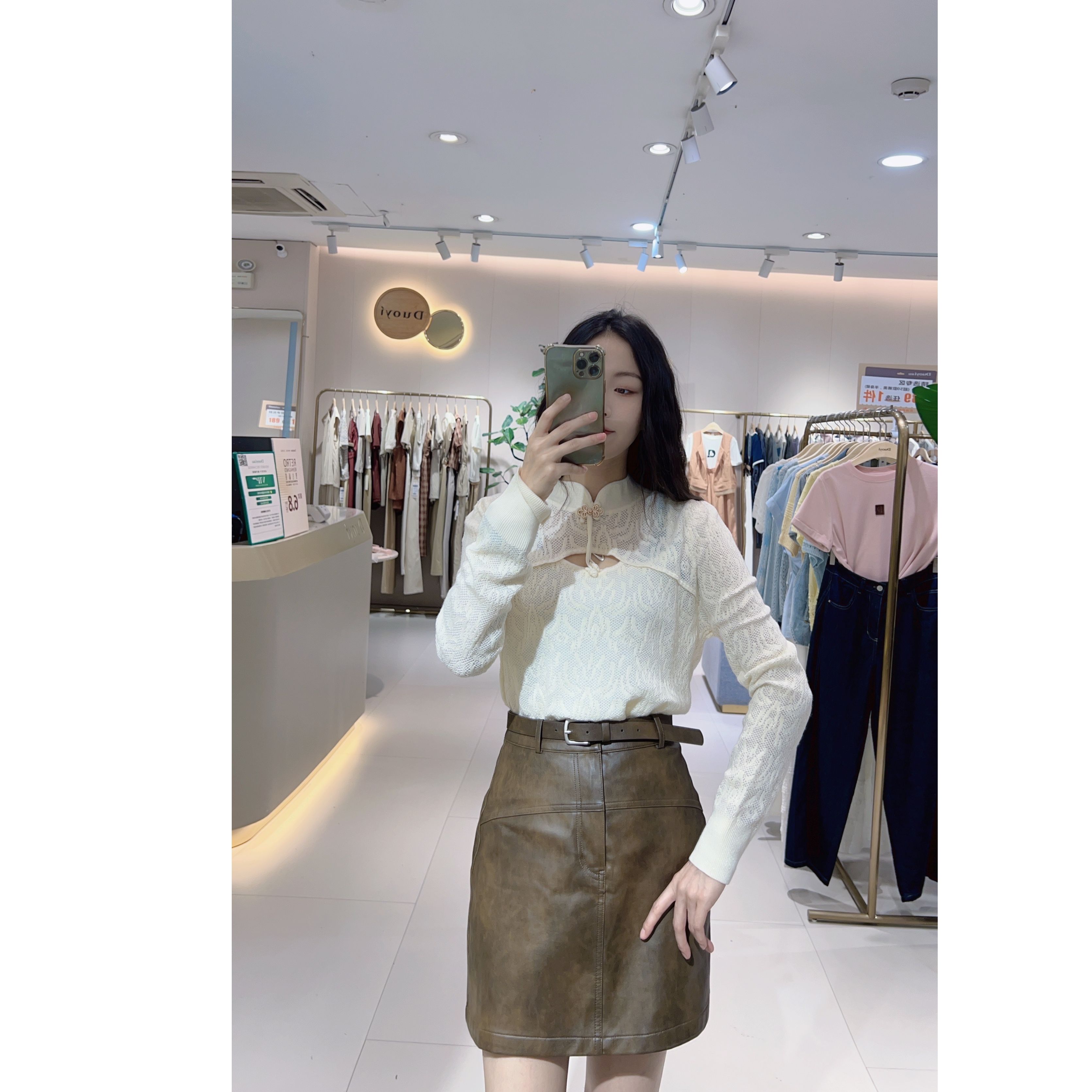 朵以2025冬季新款气质温柔盘扣镂空系带宽松针织毛衣女39DD511110