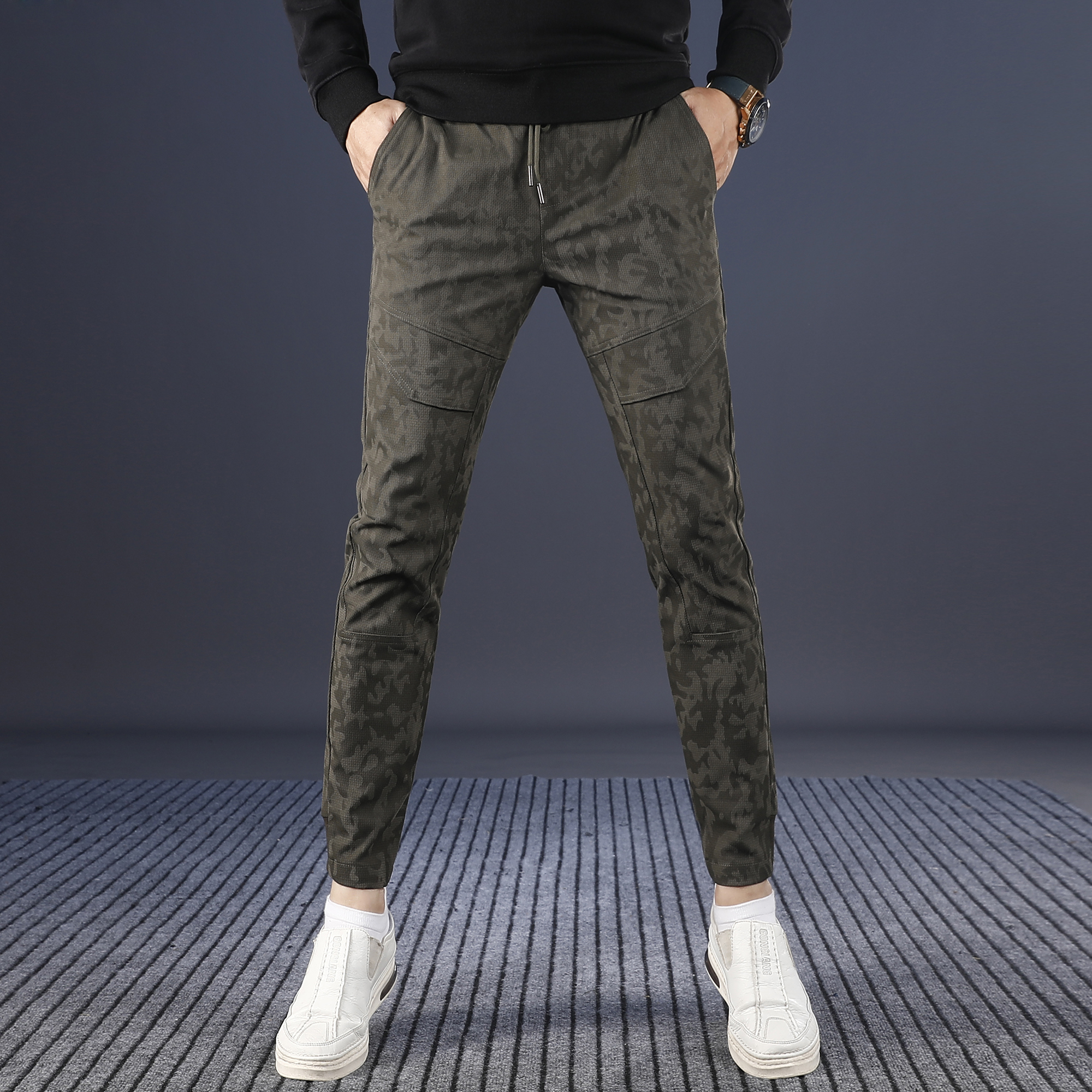军绿色男士休闲裤男款秋冬款爆款2025新款修身小脚抽绳迷彩裤子男
