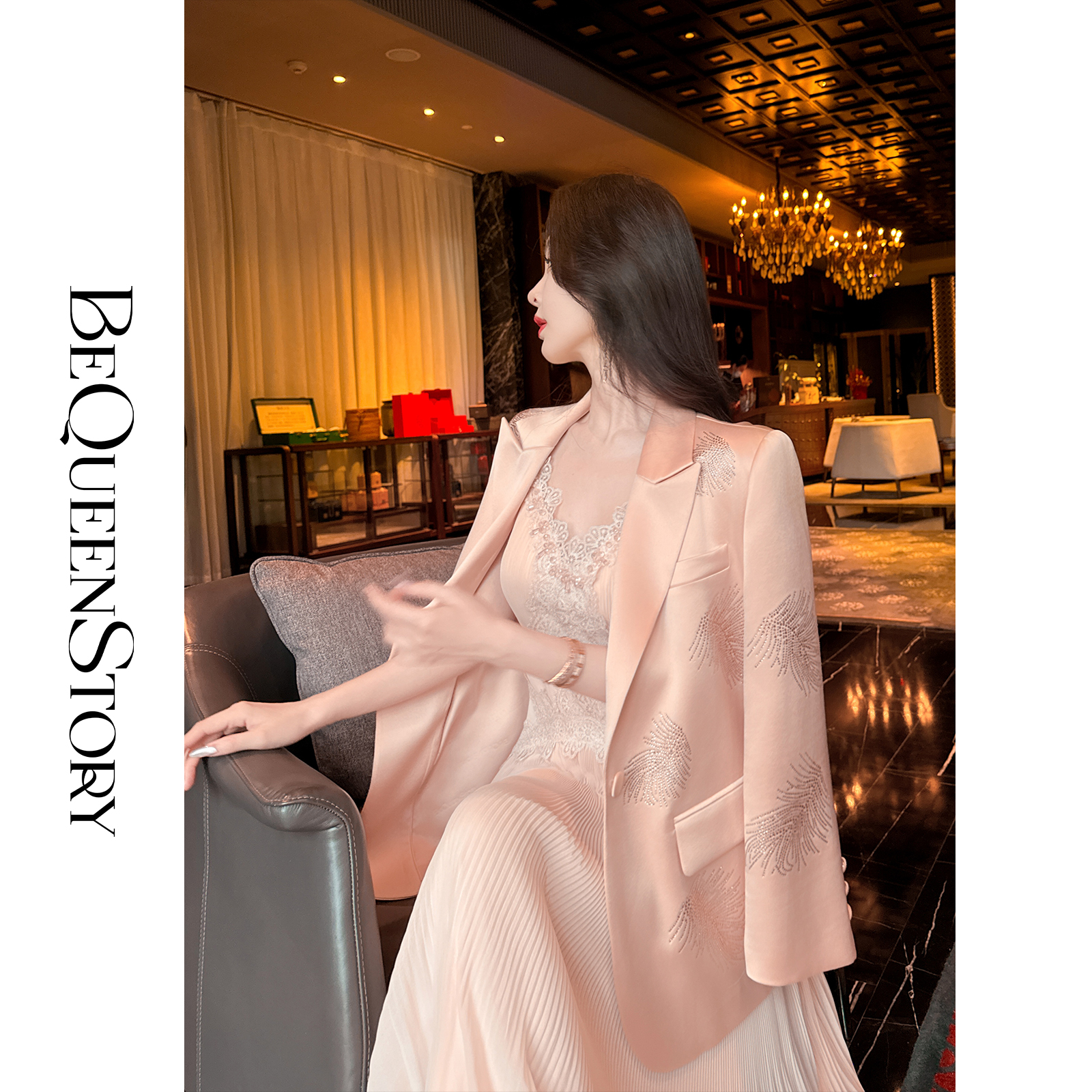 余潇潇【琉光浮梦】高级感精美烫钻戗驳领宽松醋酸西装