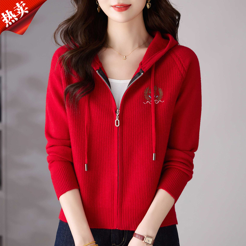 秋冬新款连帽针织开衫毛衣女短款小个子外搭刺绣上衣厚款红色外套