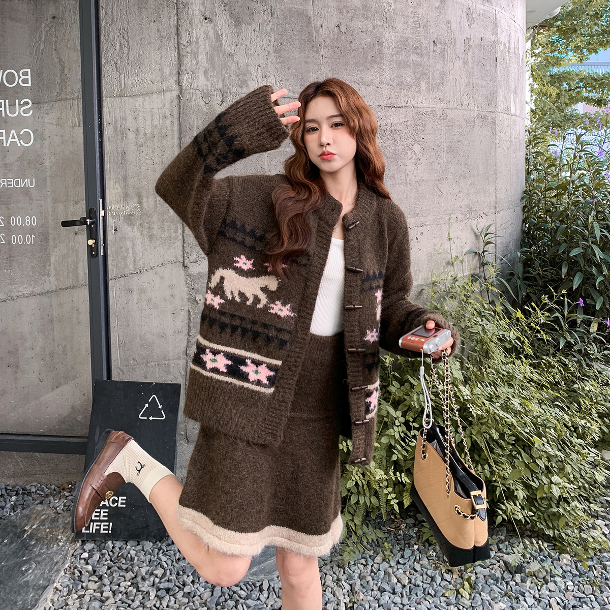 咖色绣花针织开衫裙子套装2025新款女秋冬独特超好看高级感两件套