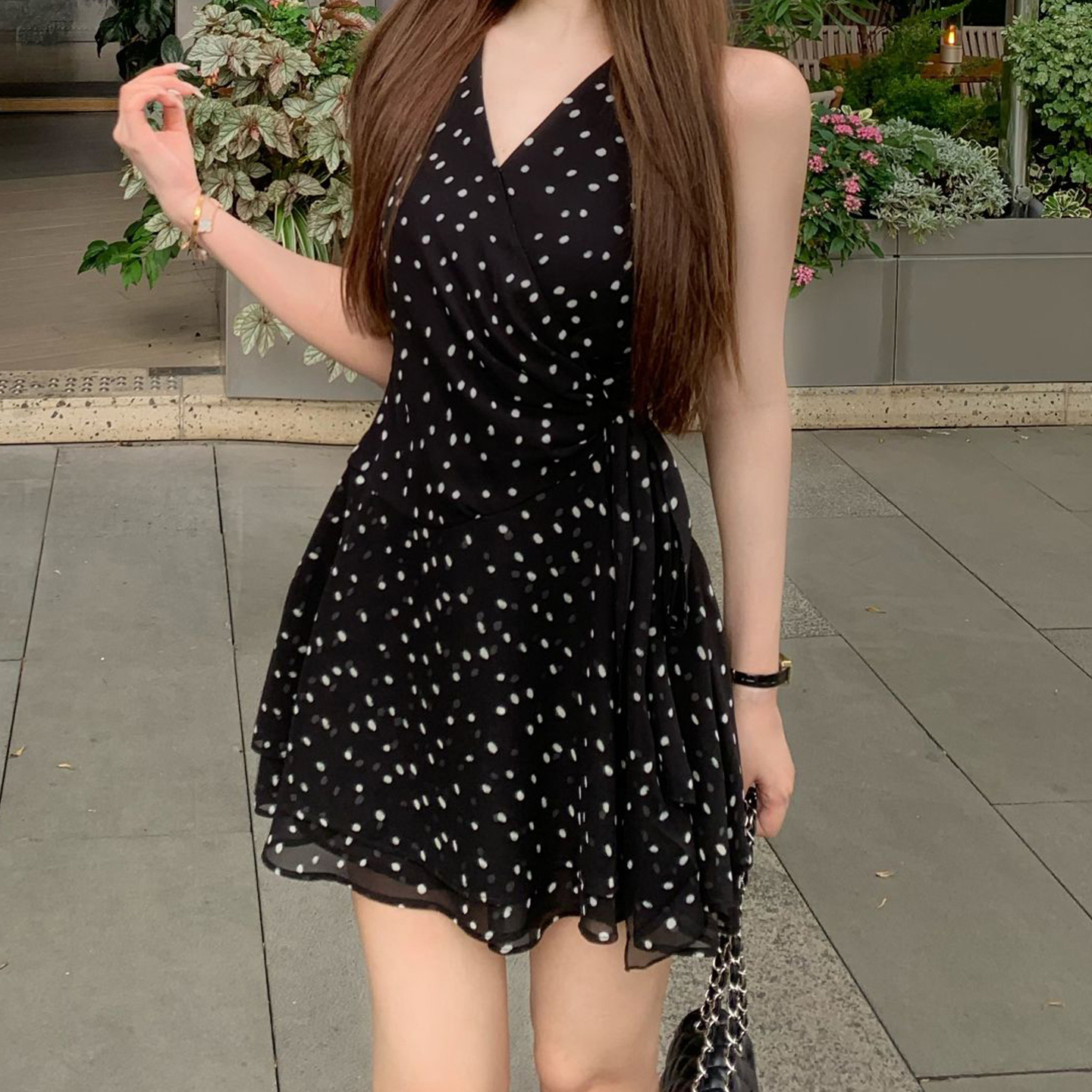 赫本风黑色波点无袖连衣裙子女夏季2025新款巨好看掐腰小个子短裙