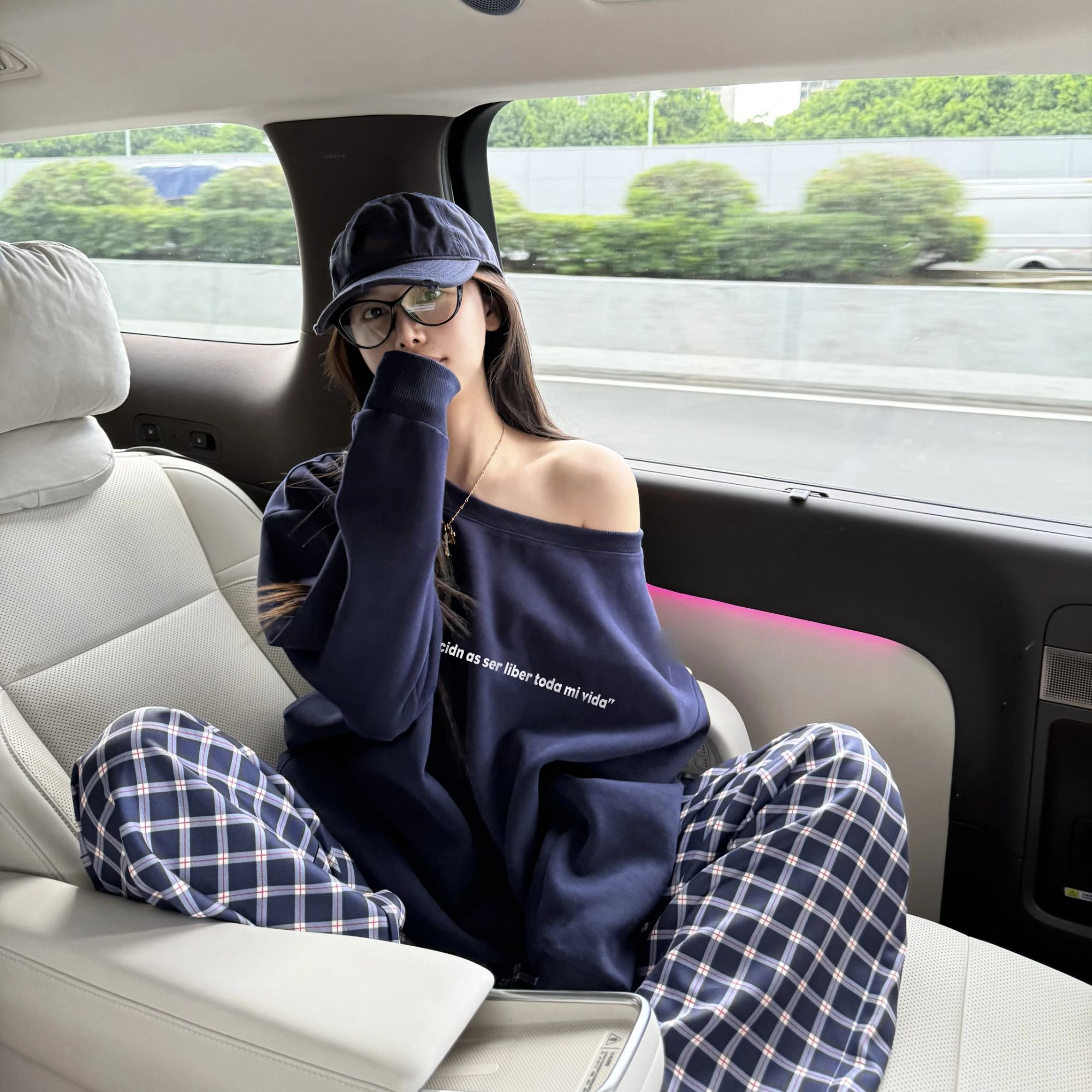 品质休闲风小心机斜肩长袖上衣宽松版显白宝蓝色时尚百搭卫衣女潮