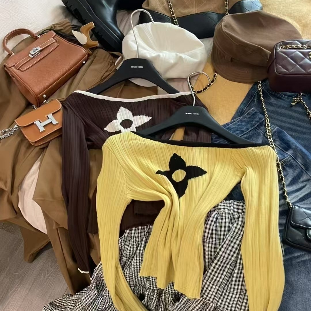 2025秋冬新款小香风斜肩花朵长袖针织衫设计感修身显瘦打底衫上衣