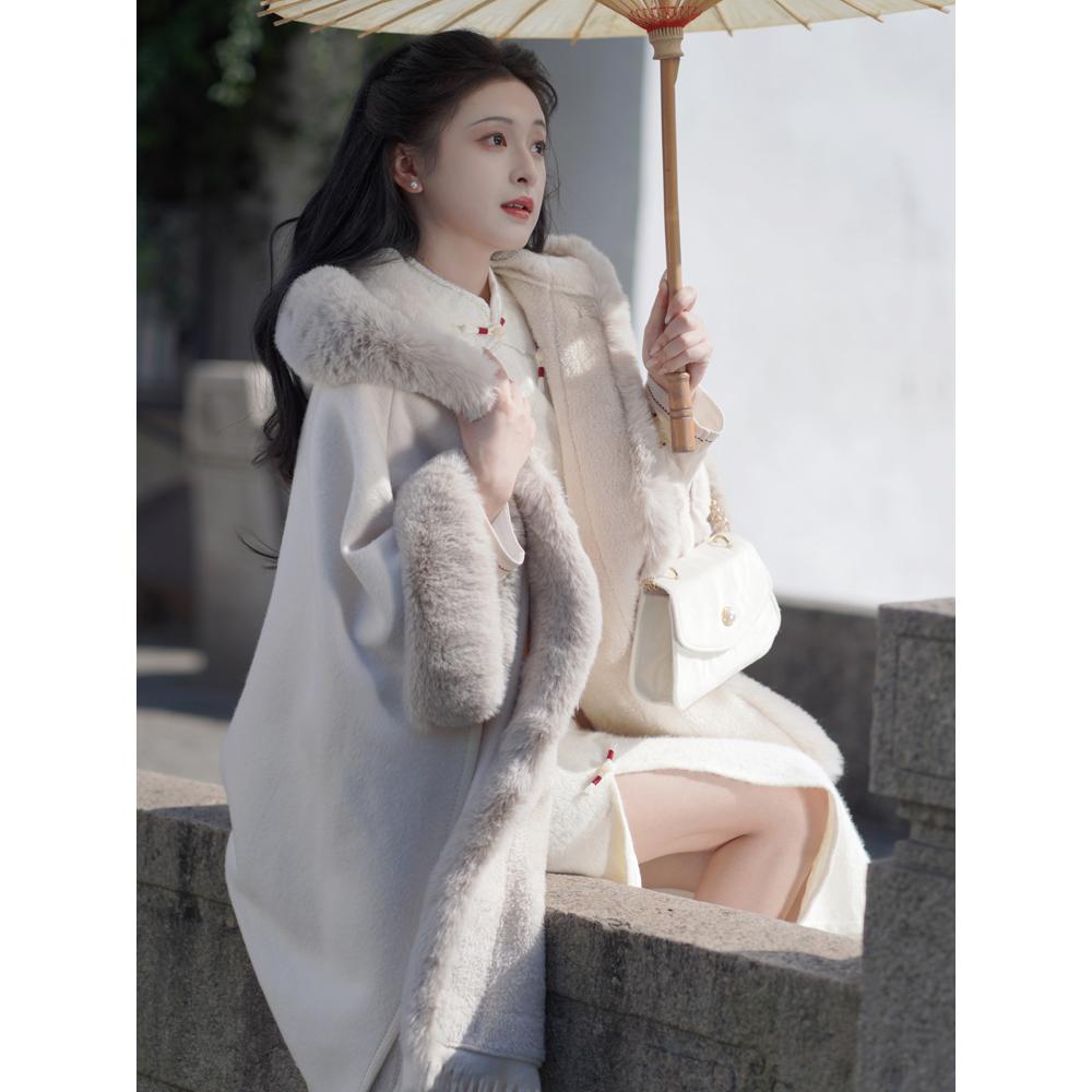 长款大毛领斗篷披肩配旗袍外搭加绒加厚仿皮草毛呢外道流苏上衣