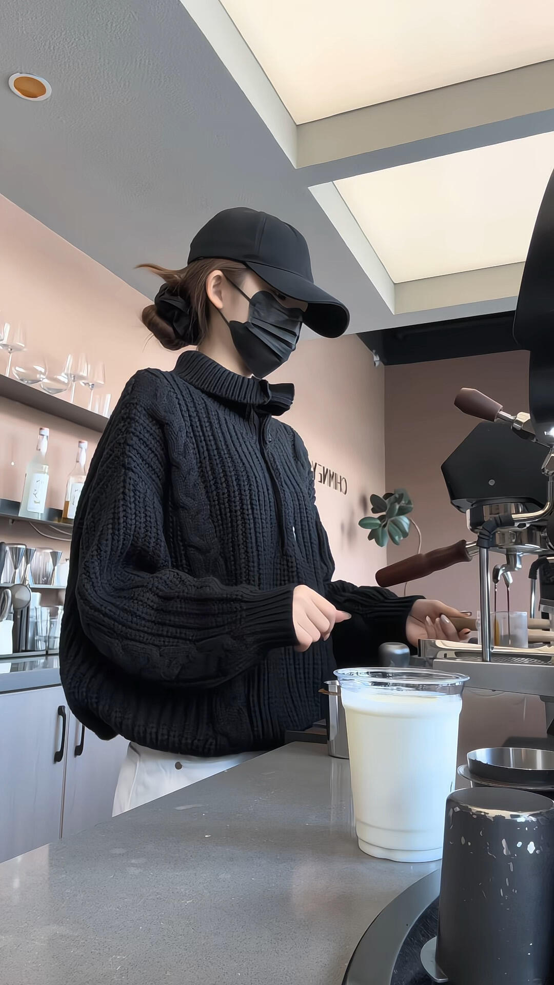 2025秋冬新款韩系松弛慵懒风麻花高领黑色毛衣搭配休闲裤两件套女