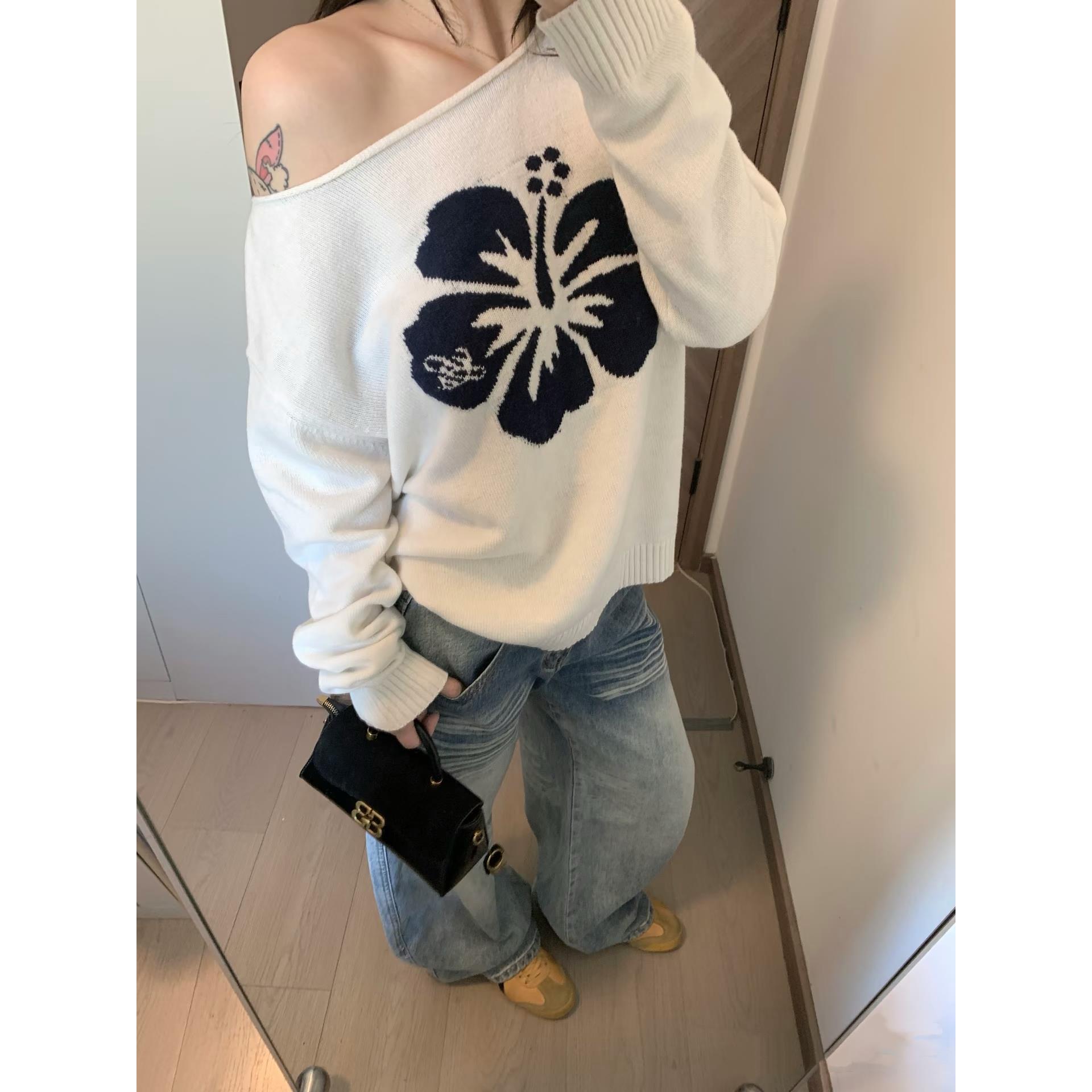 新款小众提花斜肩毛衣女装秋冬季宽松别致白色针织衫露肩打底上衣