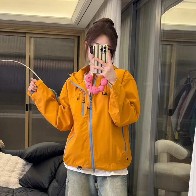 多巴胺穿搭橘黄色连帽冲锋衣男女夏薄款山系户外三防登山情侣外套