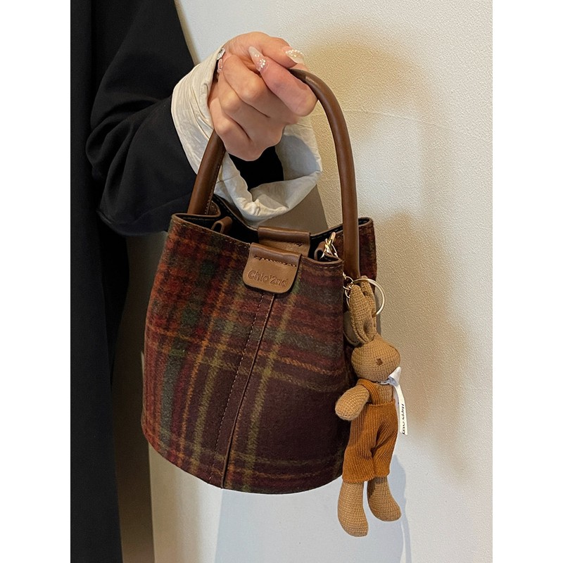 今年流行红格婆婆水桶包斜挎包2025新女士复古复古印花水桶包