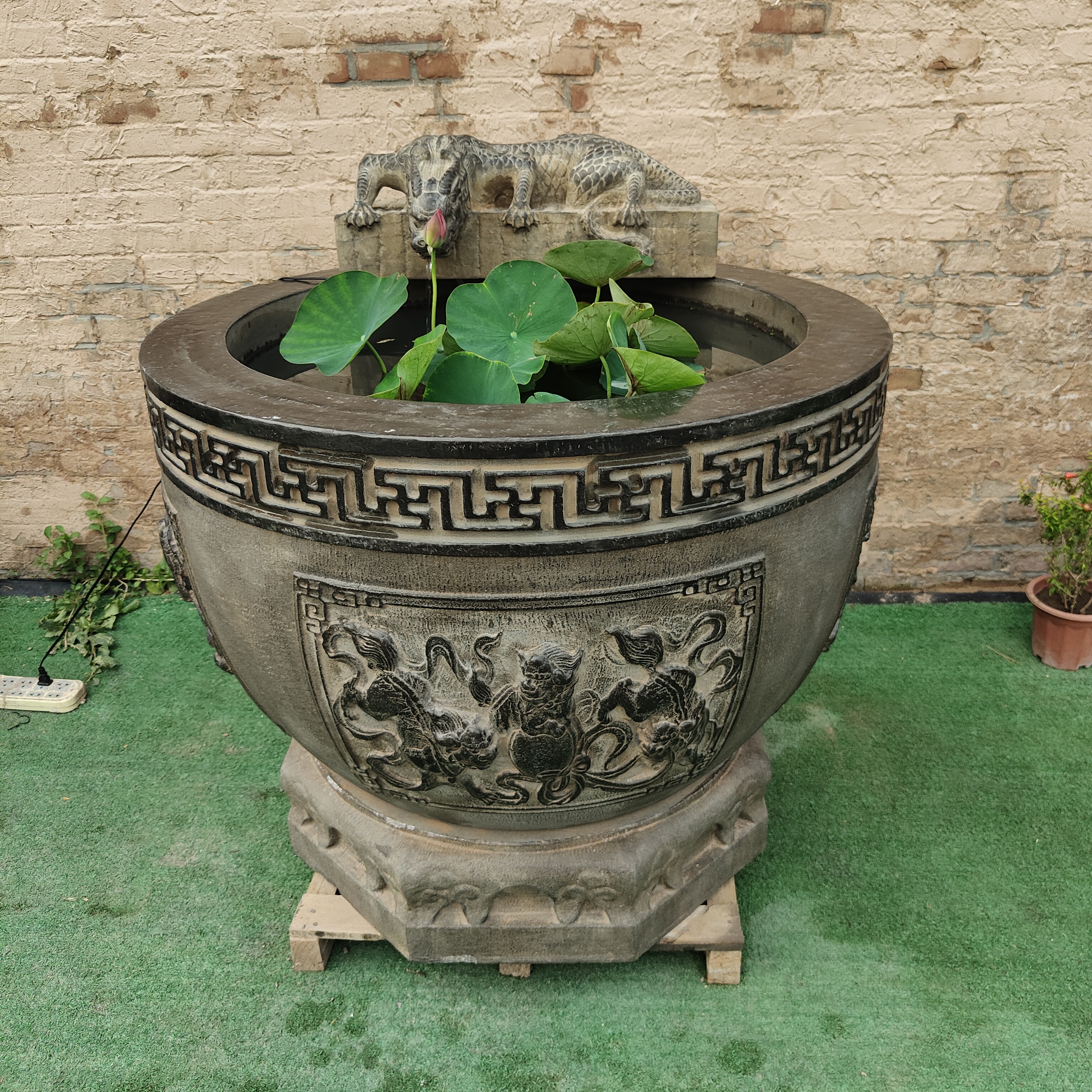 青石瑞兽石缸高浮雕满工上面搭配的瑞兽流水石缸流水生财瑞兽的价