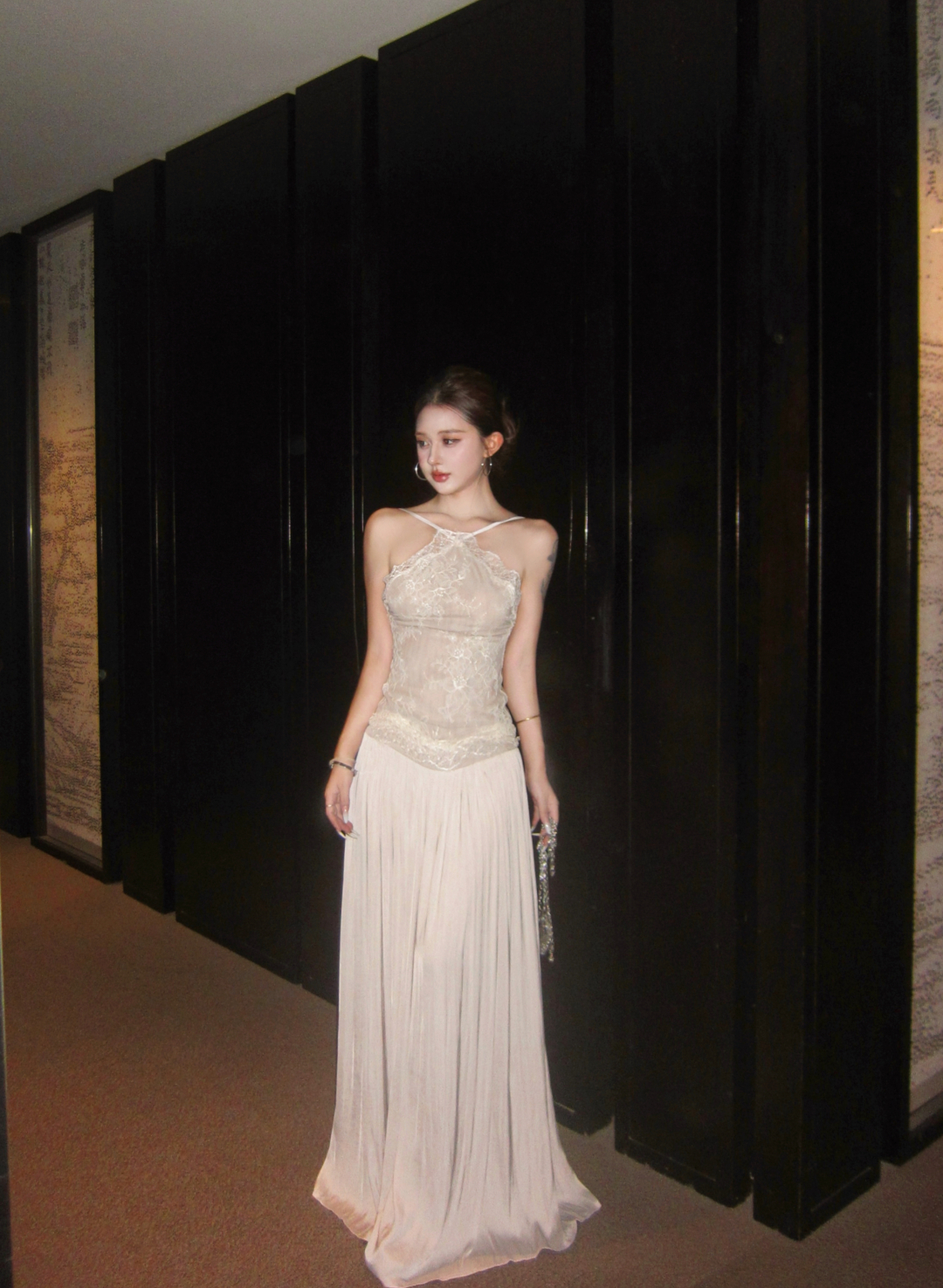 蕾丝拼接吊带连衣裙女夏气质名媛高级感收腰露背无袖长裙