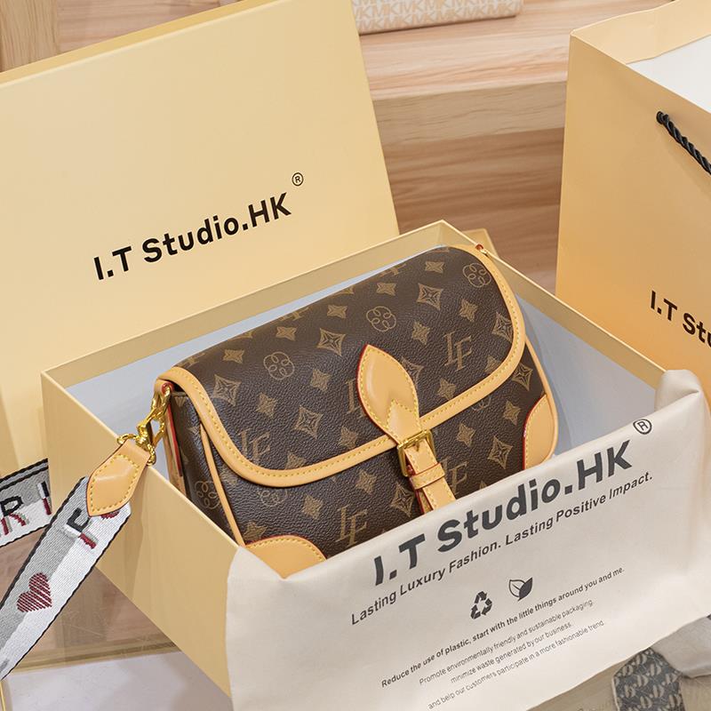 香港品牌轻奢老花法棍包包女款爆款2025新款女腋下马鞍单肩斜挎包