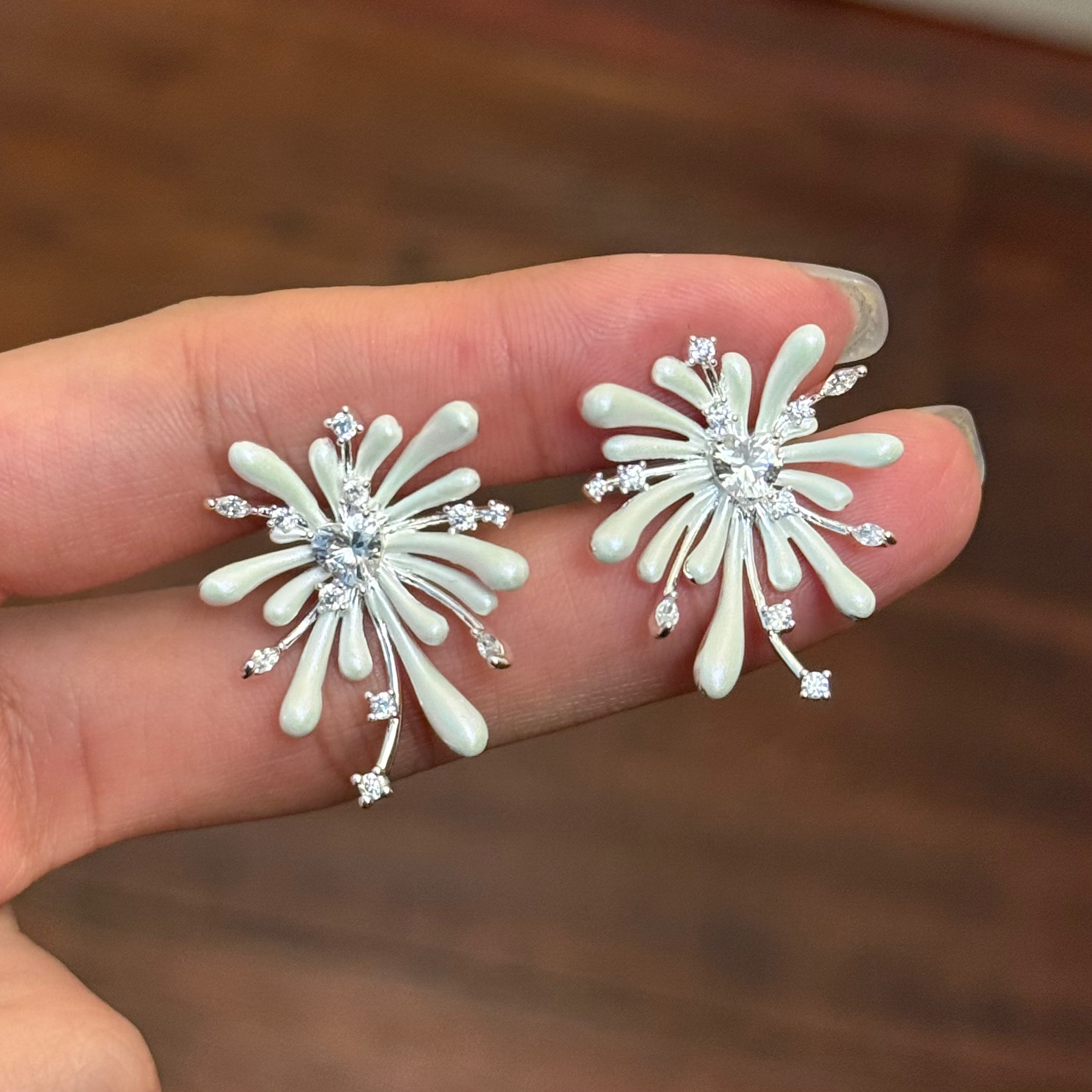 铜合金合成锆石耳饰 E0665东大门烟花流苏白色时尚耳环轻奢