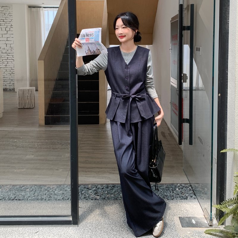 藏青色今年流行时尚套装女秋2025新款收腰马甲打底衫阔腿裤三件套