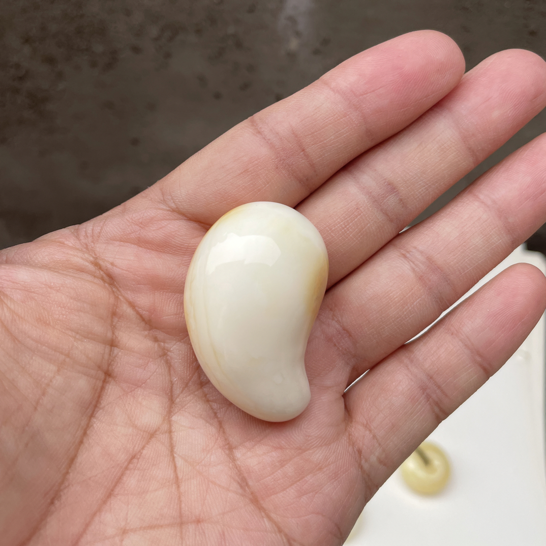 蜜蜡吊坠白蜜勾玉文玩蜜蜡白蜜原石13.58g43.1/27.5/21.5㎜