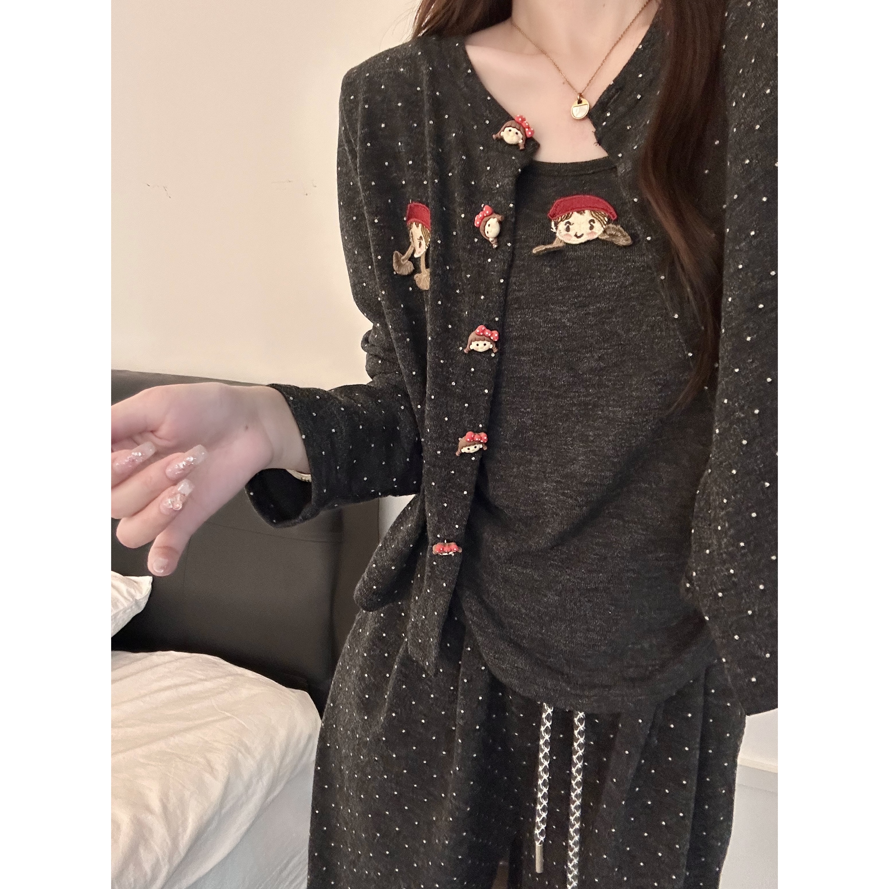 甜美简约可爱小红帽睡衣女秋冬新款吊带长袖长裤家居服套装可外穿