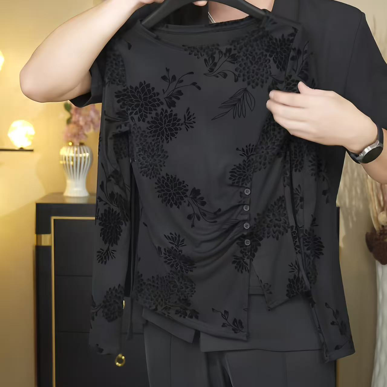 【钮扣秘语】2025秋冬新款碎花植绒不规则长袖T恤女显瘦通勤打底衫