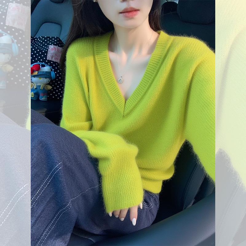 独特别致漂亮V领小衫外出新款绿色毛衣女秋冬洋气高贵针织衫上衣
