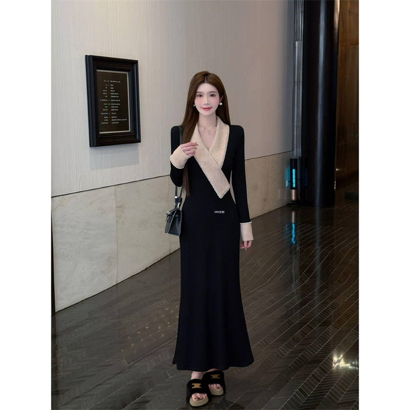 冬季气质高级感V领珍珠拼接连衣裙女韩系收腰显瘦加绒黑色长裙子