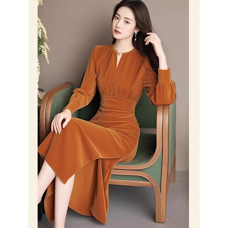 2025秋季时尚气质女神范轻奢高级感法式收腰焦糖色丝绒连衣裙女装