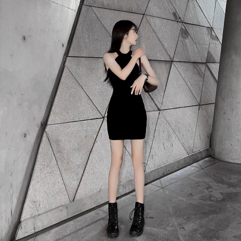 辣妹挂脖修身吊带连衣裙女高级感2025春夏款黑色包臀冰丝针织裙子