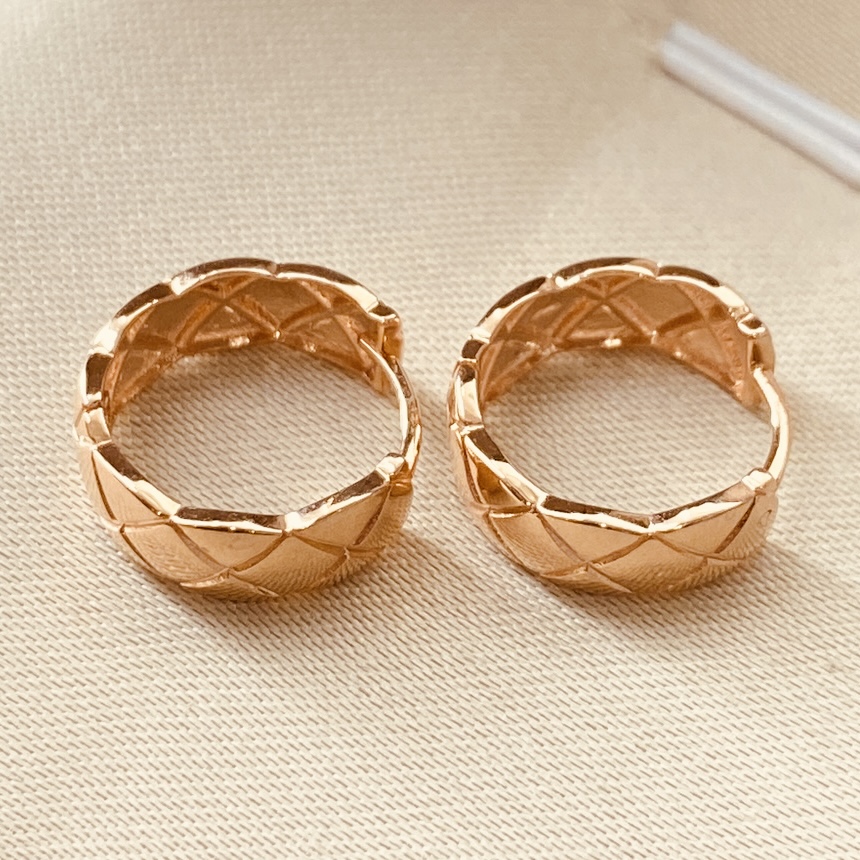 18K简约菱格纹彩金耳钉圆形玫瑰金色彩金耳扣百搭时尚经典 真金