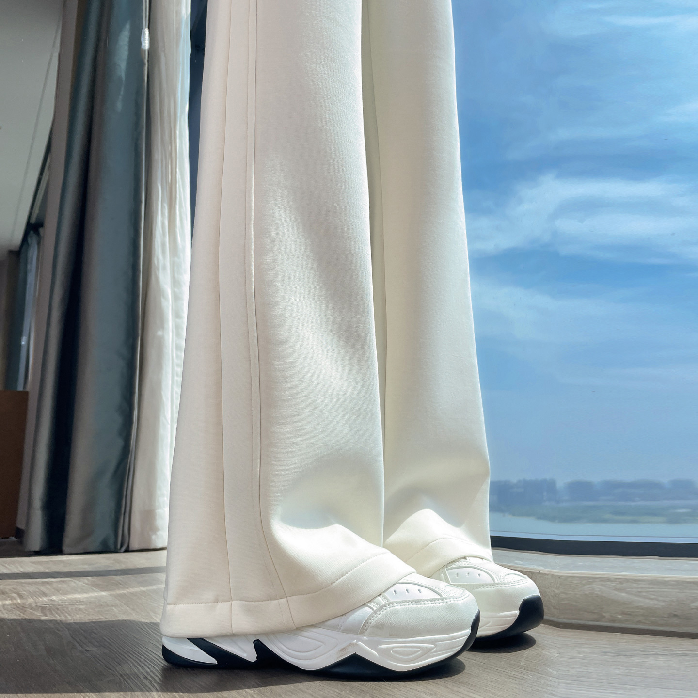 白色莫代尔微喇阔腿裤女2025春秋新款高腰宽松垂感显瘦窄版直筒裤