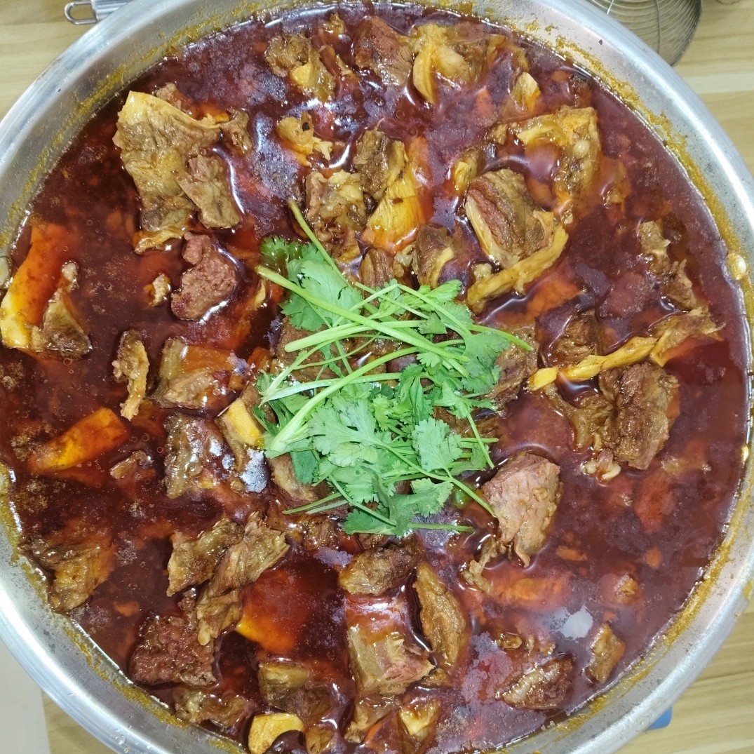 鲜烧牛腩火锅,香辣两袋原味一代,到手3代4.8斤实物含量2.7斤