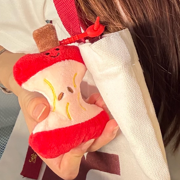 ins可爱创意苹果核包挂件毛绒玩具钥匙扣配饰个性精致公仔情侣款