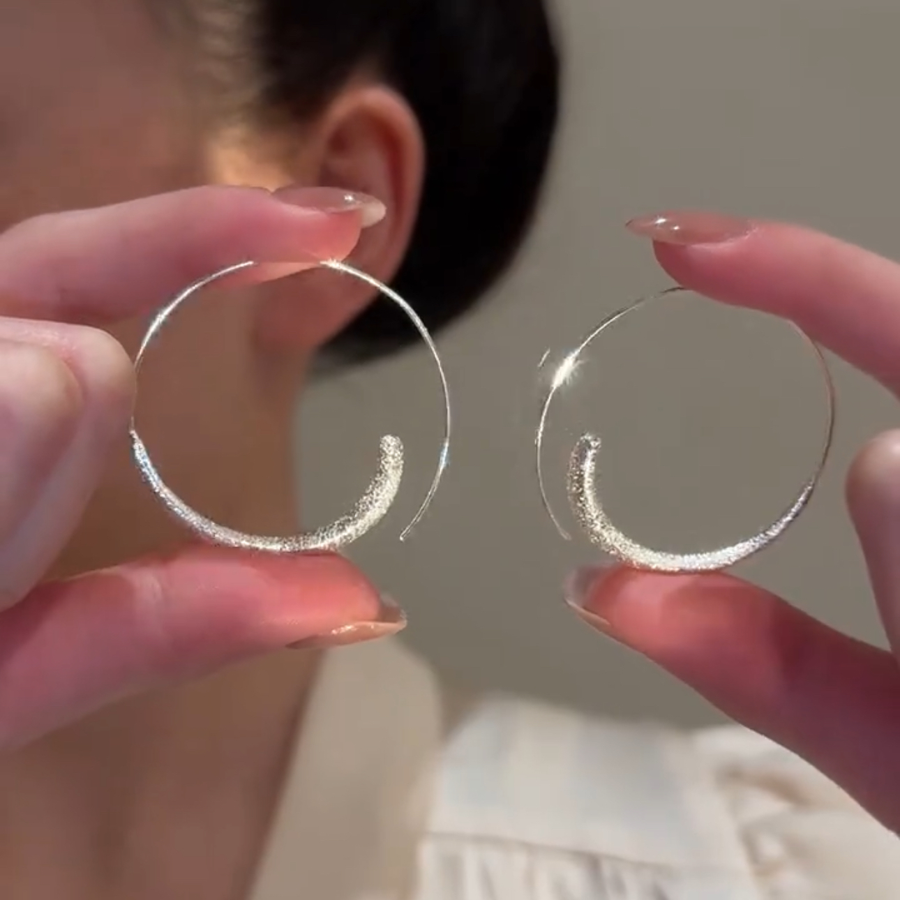 铜合金耳饰 欧美时尚冷淡风磨砂耳圈高级感气质简约金属圈圈耳环