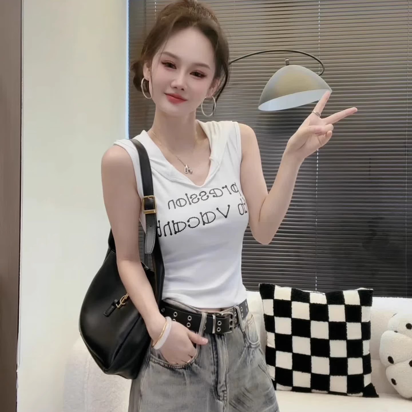 爆款辣妹V领连帽字母印花背心T恤女2025夏季新款修身显瘦短款上衣