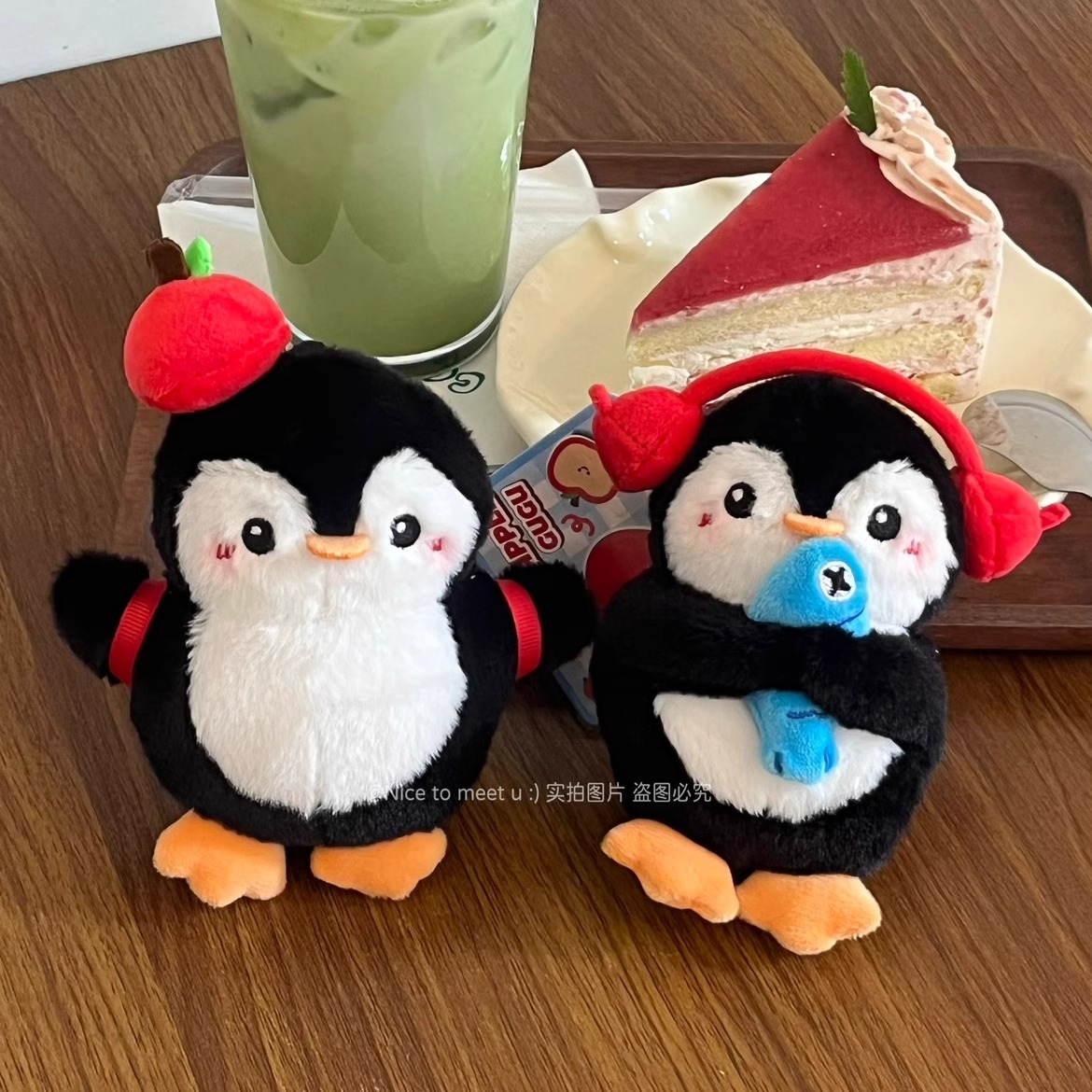 苹果背包企鹅毛绒钥匙扣 可爱冬季抱鱼企鹅公仔情侣包包挂件礼物